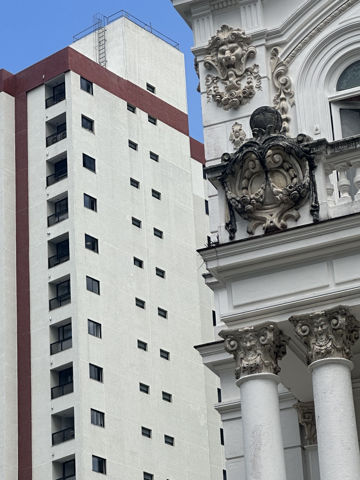 Palacete histórico de Salvador enquadrado com edifícios contemporâneos ao fundo